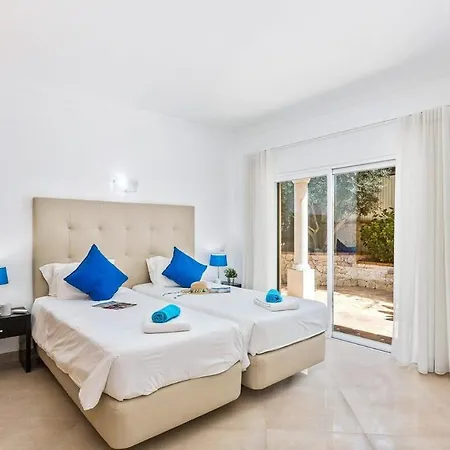Helene Norvilla: Luxury Retreat With Heated Pool Near Gale *