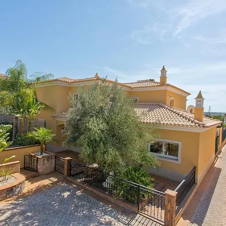 Helene Norvilla: Luxury Retreat With Heated Pool Near Gale Guia (Faro)