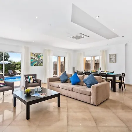 Helene Norvilla: Luxury Retreat With Heated Pool Near Gale * Guia (Faro)