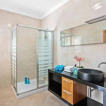 Helene Norvilla: Luxury Retreat With Heated Pool Near Gale Holiday home Guia (Faro)