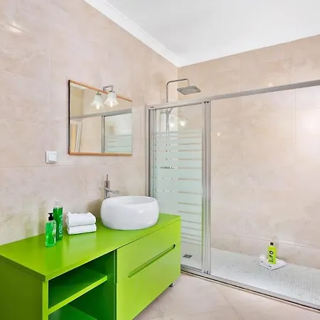 Helene Norvilla: Luxury Retreat With Heated Pool Near Gale Guia (Faro)