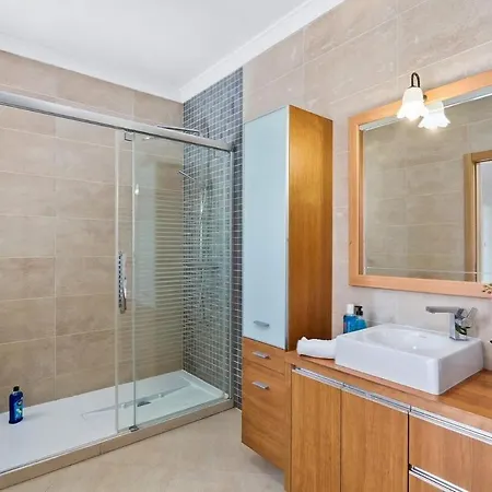 Helene Norvilla: Luxury Retreat With Heated Pool Near Gale * Guia (Faro)