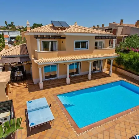 Holiday home Helene Norvilla: Luxury Retreat With Heated Pool Near Gale *